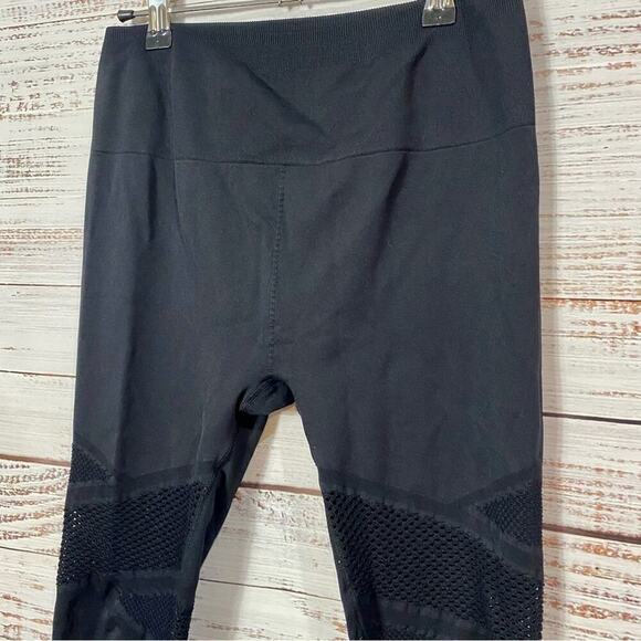 FABLETICS‎ BLACK CROPPED LEGGINGS WITH MESH DETAIL athletic leggings - Picture 3 of 7